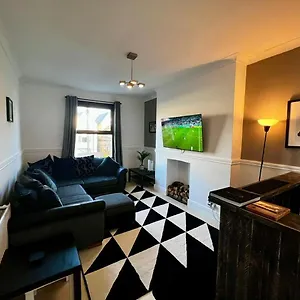 spacious-two-bedroom-flat-in-cardiff.cardiffhotelswales.com/